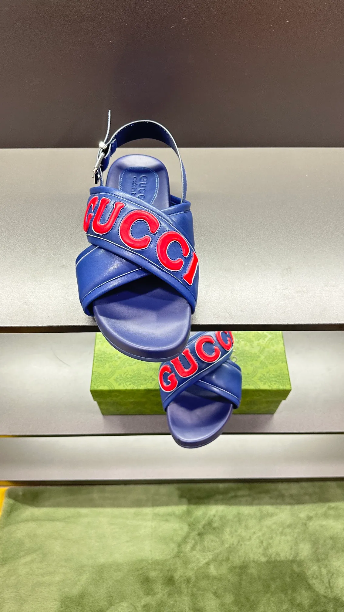 [G Family Couple Style] P: 320💰Female size 36~40 Men's size 39~45, (46. Custom-made GG slippers for men and women. This slipper is made of GG polyester fiber and is decorated with a Gucci label on the front, which adds a striking logo feel to the style. Beige GG recycled polyester fiber, same size for men and women, leather trim